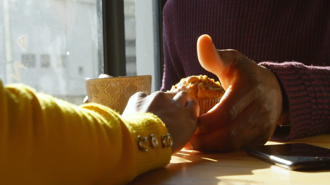 카페 4k에서 손을 잡고 있는 커플