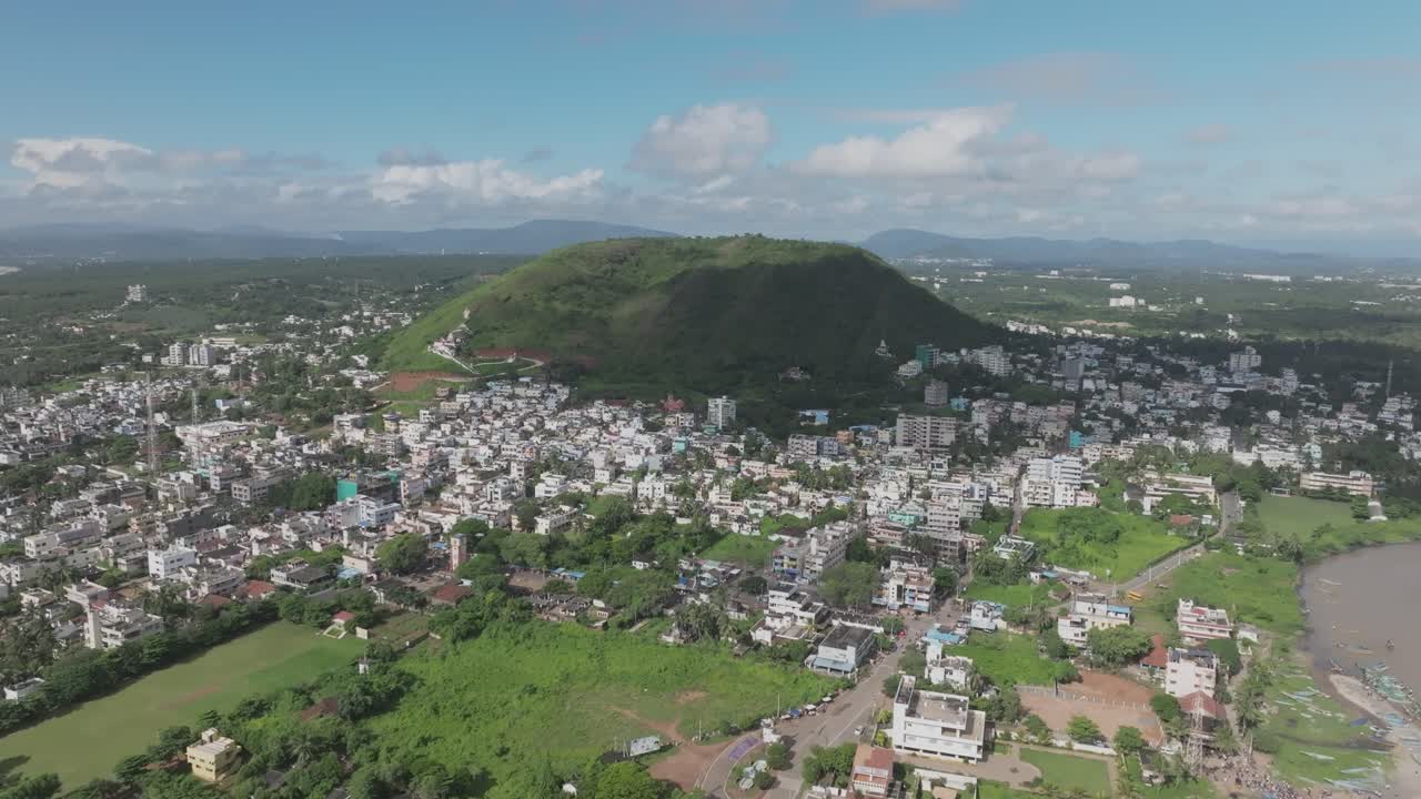 Drone aereo ad alta quota sopra la città costiera di Bheemili e un'importante collina verde, Visakhapatnam, Andhra Pradesh, India