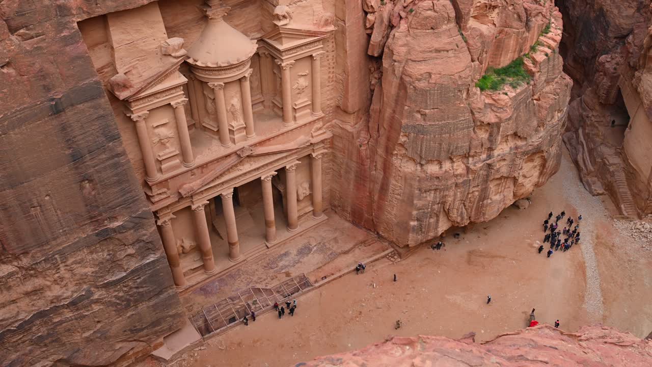 vista desde arriba, impresionante vista de al-khazneh (el tesoro) uno de los templos más elaborados en petra, una ciudad del reino nabateo, jordania