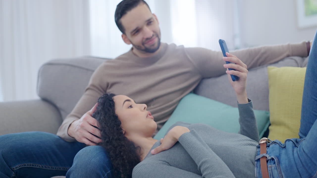 pareja, hablando y llamando en el sofá relajarse para el blog