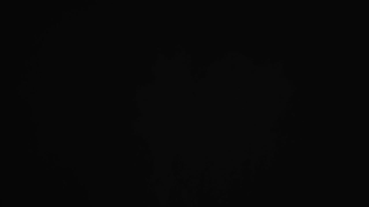 video de granos de arena arrojados al aire y espacio de copia en fondo negro