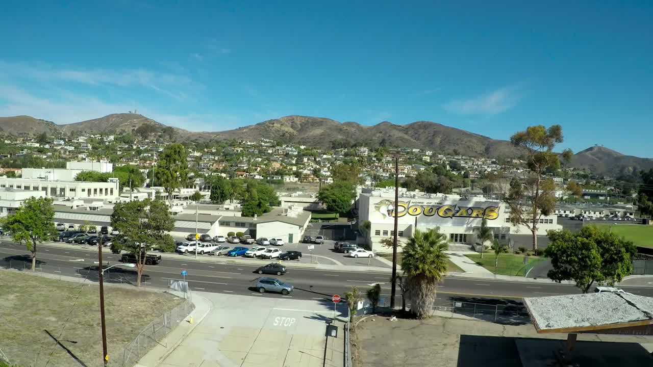 벤추라 캘리포니아와 고등학교 및 산을 드러내기 위해 상승하는 공중 촬영