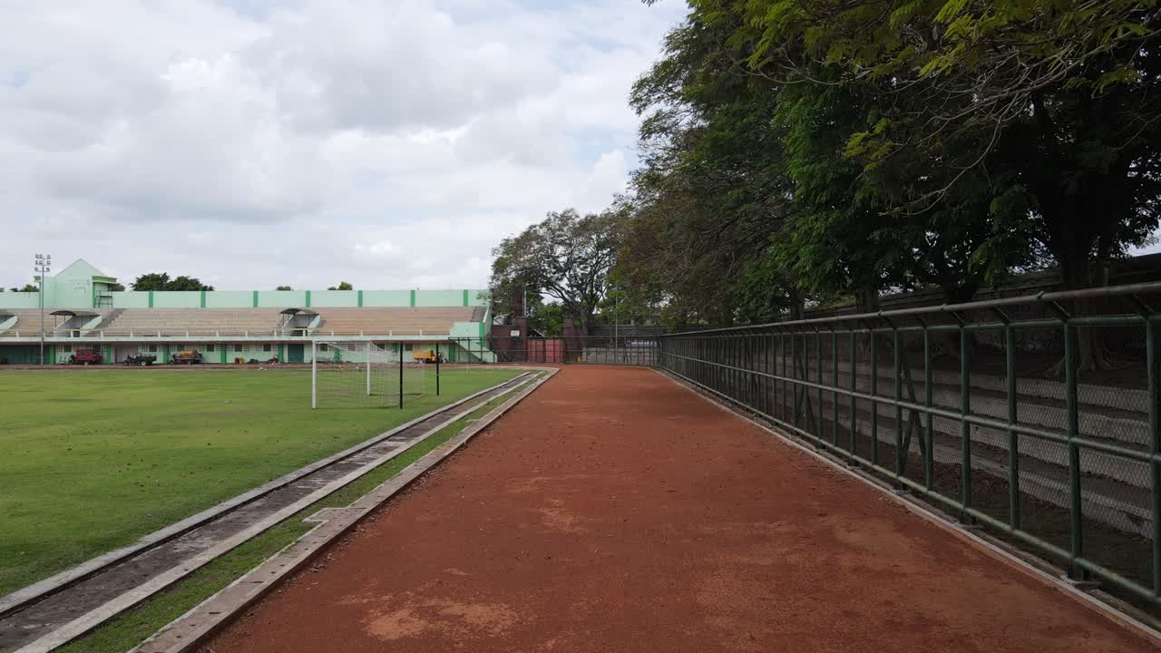 달리기 트랙의 공중 드론  (aerial drone shot of a red running race track)