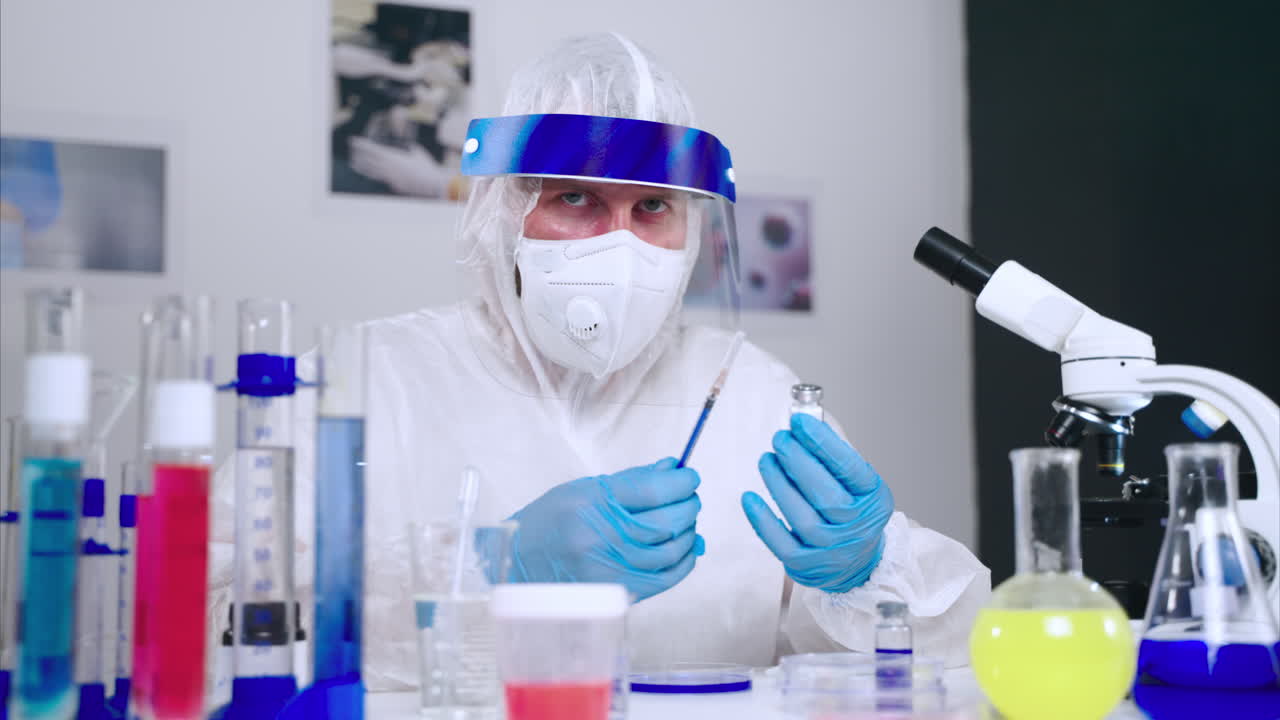 científico en un entorno de laboratorio que trabaja con muestras