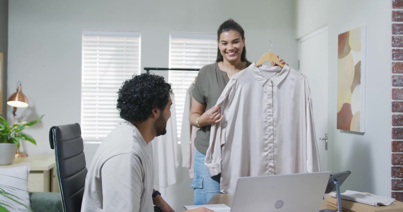 Designers de Moda Colaborando em Coleção de Roupas em Estúdio