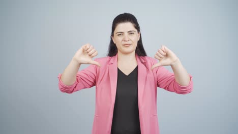 una mujer de negocios negativa.