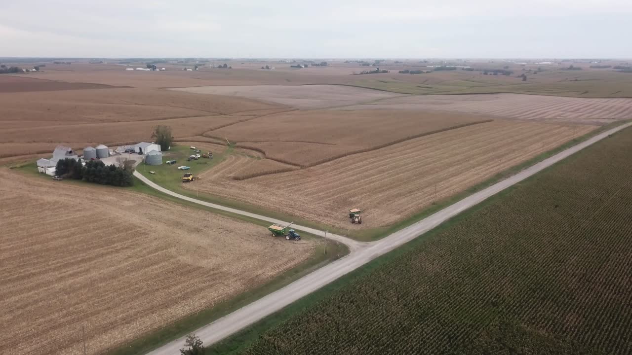 Dronekuva Iowan maaseudulta, jossa näkyy maatila navettoineen, siiloineen ja maissipeltoineen.