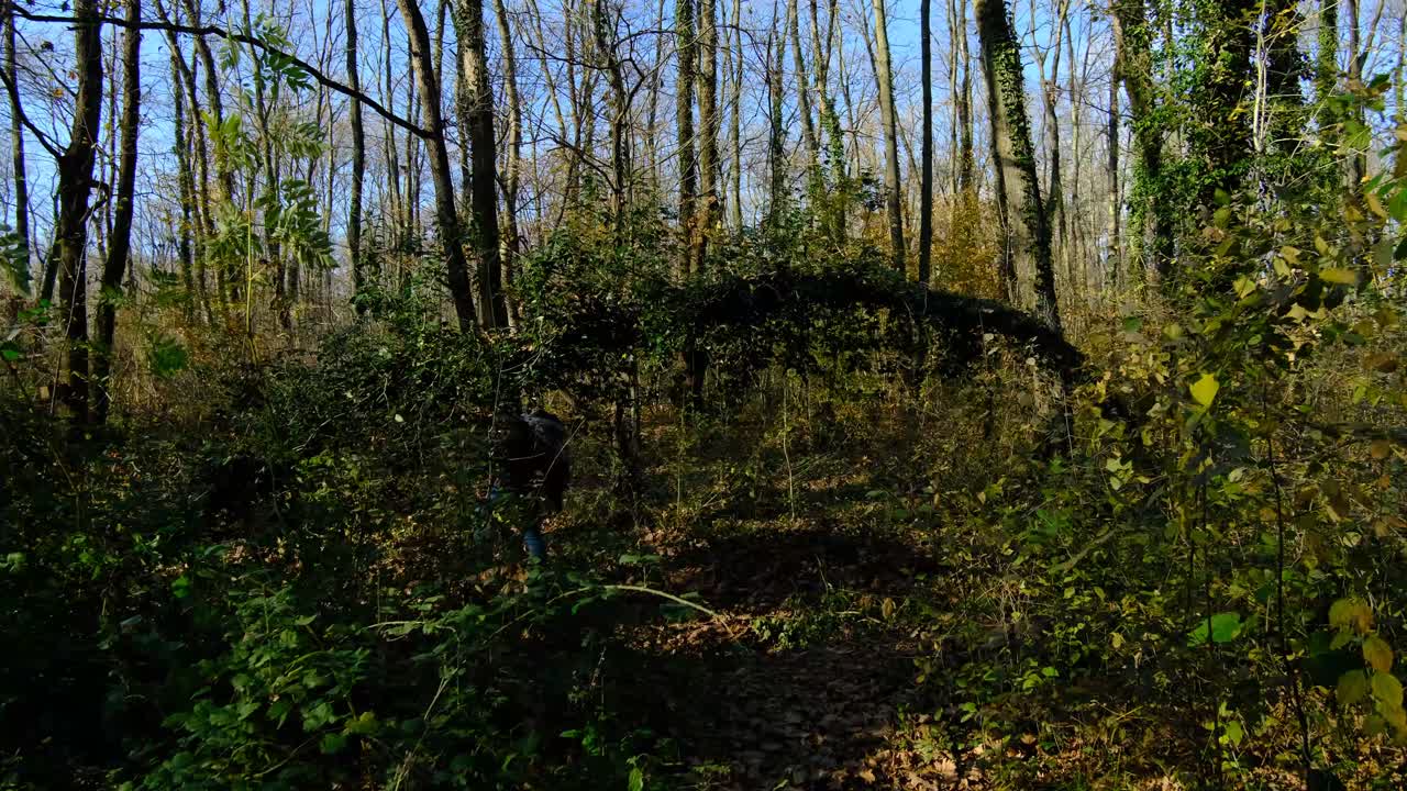 el chico del campamento está caminando.