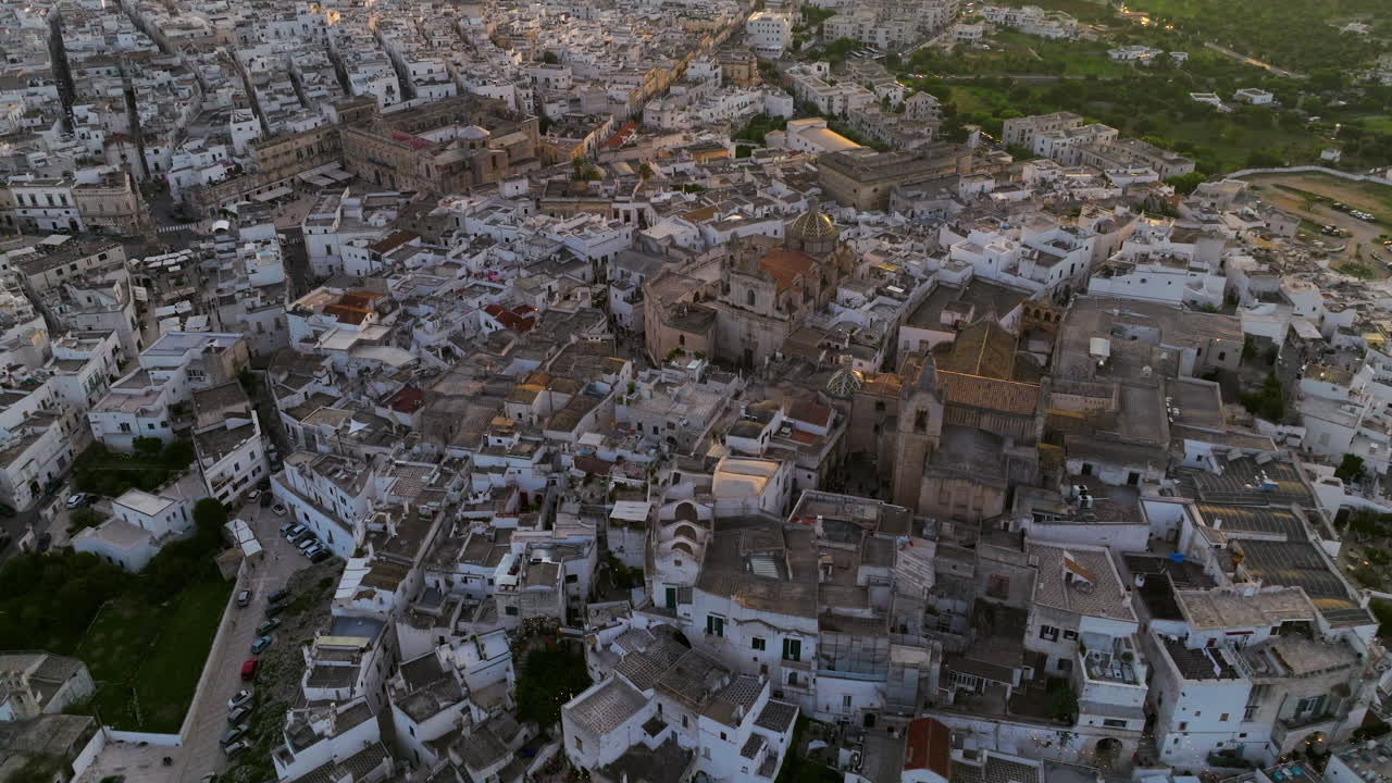 Veduta aerea di un paese italiano imbiancato a calce al tramonto