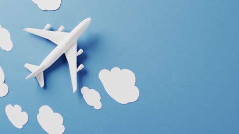 modelo de avión blanco y nubes blancas con espacio de copia en fondo azul