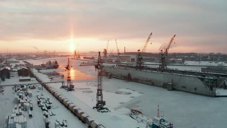 Impresionante-Vista-Aérea-Del-Puerto-Industrial-En-Invierno,-Cubierto-De-Espectáculo