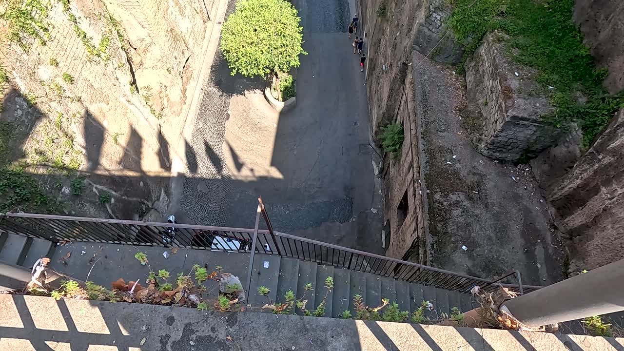 건물 과 초록색 이 있는 그림 같은 거리