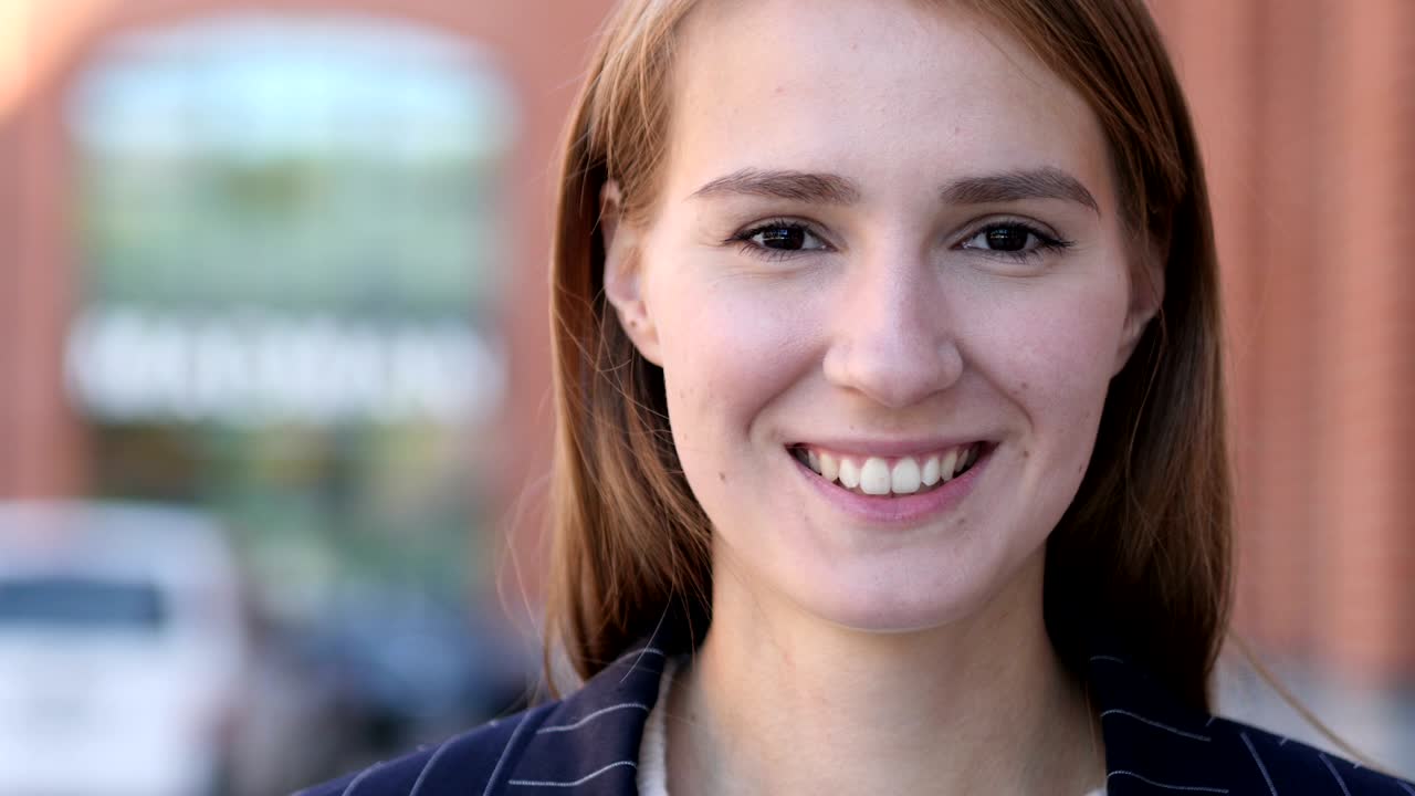 mujer de negocios sonriente mirando a la cámara