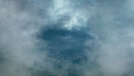 Sicht-In-Einer-Dicken-Wolke-Mit-Gewitter