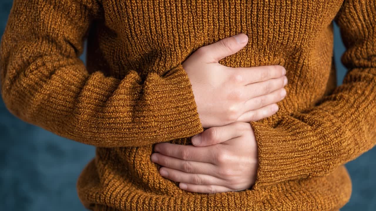 Un Maglione Confortevole Che Enfatizza Gesti di Cura e Comfort Mettendo in Relazione Sensazioni Fisiche ed Emozioni in un Contesto Personale