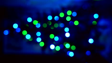 silueta borrosa del árbol de navidad con luces que brillan fuera de foco. video vertical 4k. árbol de navidades en el interior con luces desenfocadas. fondo borroso de navidad. bokeh de luz del árbol de xmas.