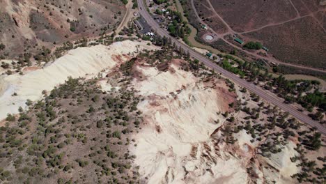 aérea de arriba hacia abajo de la montaña de azufre | gran montaña de caramelo de roca