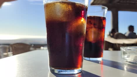 Disfrutando-De-Un-Refresco-Con-Burbujas-En-Un