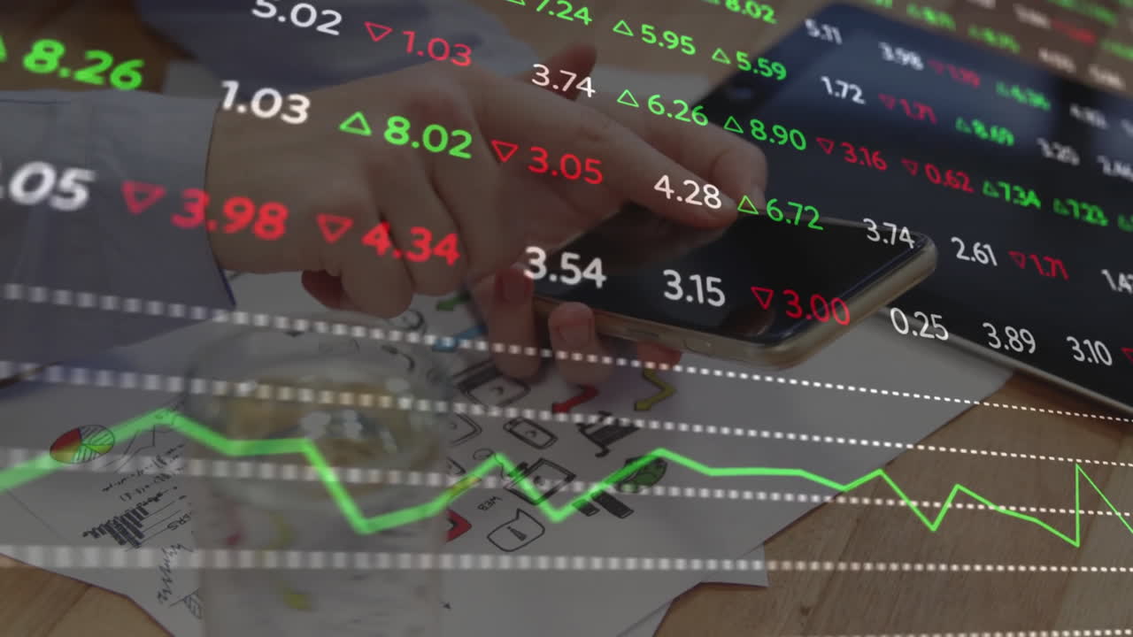 animación del procesamiento de datos financieros sobre una mujer de negocios caucásica que usa un teléfono inteligente