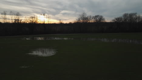 Crepúsculo-Sobre-El-Parque-Loosahatchie,-Tennessee,-Con-Reflejos-De-Humedales-Y-árboles