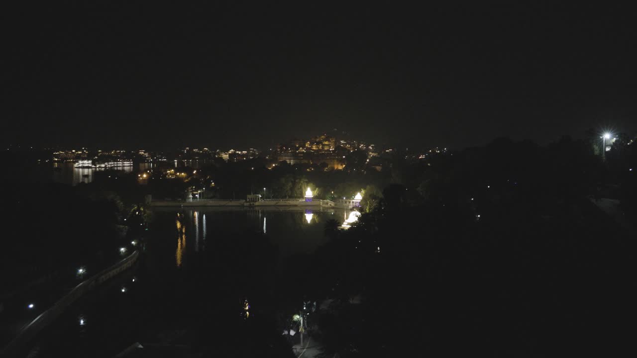 ночной вид на лейк-сити с драматическим освещением из уникальной перспективы видео снято в удайпуре, раджастан, индия