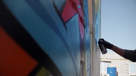 artista de graffiti pintando con spray de aerosol 4k