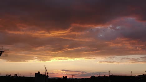 hermoso atardecer en un techo con nubes en montpellier, francia