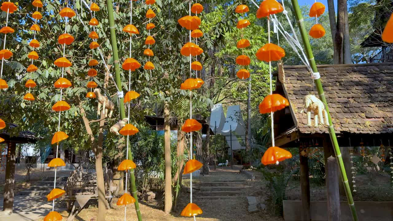 오렌지색 장식품이 바람에 흔들리고 있습니다.