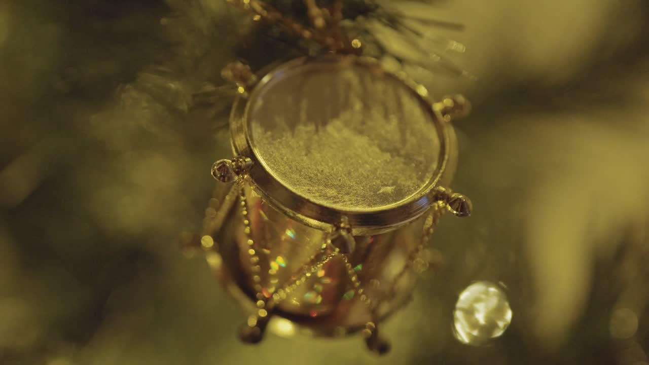 árbol de navidad y adornos con luces