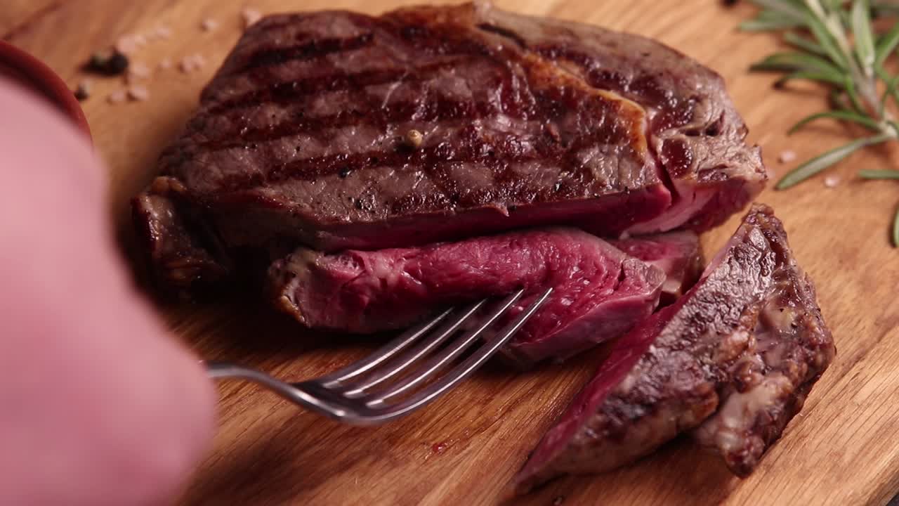 bistec de costillas a la parrilla con romero y salsa