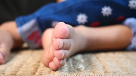 pies de bebé en una alfombra
