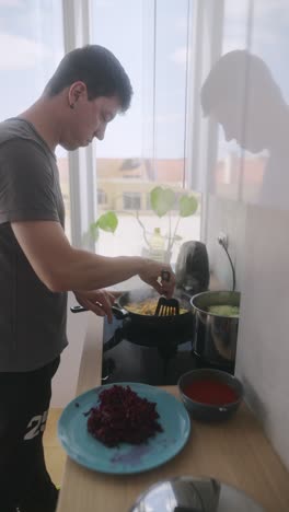 hombre cocinando en una cocina