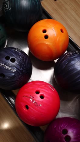 friends choosing bowling balls