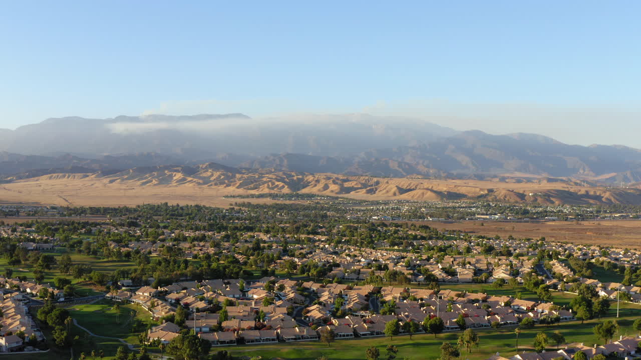 샌버나디노 국유림의 사과 화재로 인한 캘리포니아 산불 연기