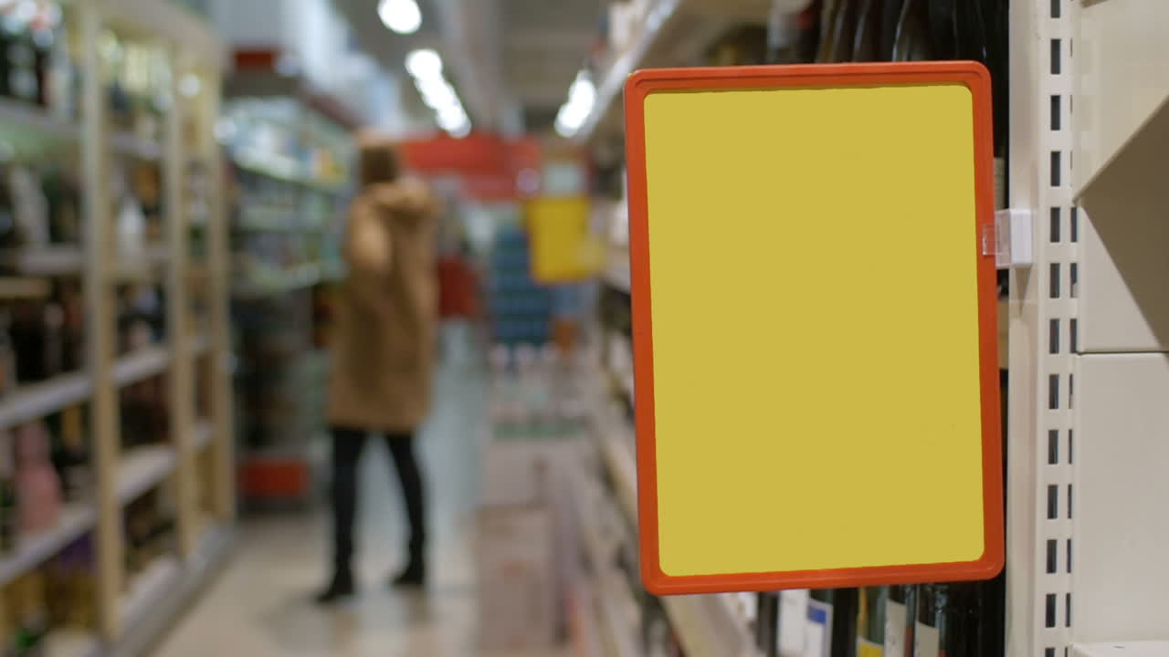 Painel publicitário vazio no supermercado