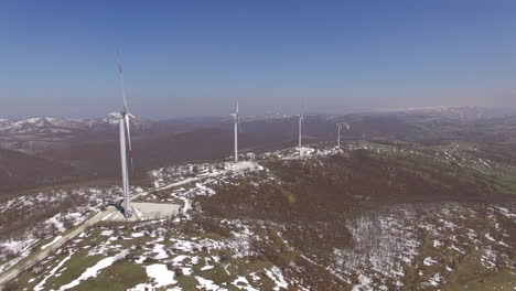 Muchas-Turbinas-De-Viento-En-La-Cima-De-Una-Montaña