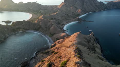 video de avión no tripulado sobre una isla árida y estéril con bahías protegidas durante la puesta del sol