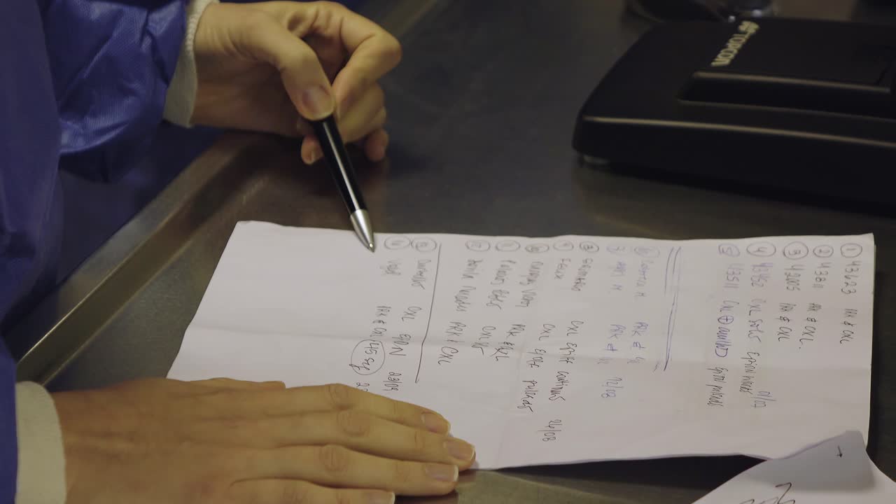 escribir notas antes de la cirugía oftalmológica