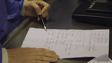 escribir notas antes de la cirugía oftalmológica