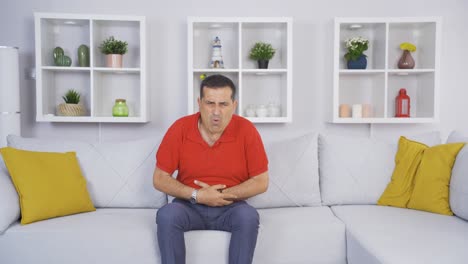 un anciano con dolor de estómago.