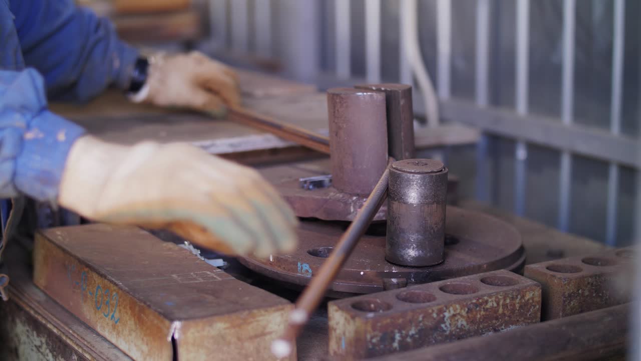 금속 강화. 금속 조립을 절단. 금속 막대를 절단. 건설. 금속 절단.