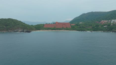 Drohnen-Doly-Aufnahme-Eines-Mexikanischen-Hotels-In-Ixtapa