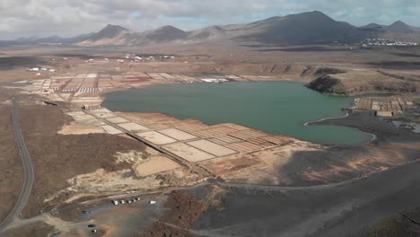 tire hacia atrás la vista aérea de una planta de cultivo de sal