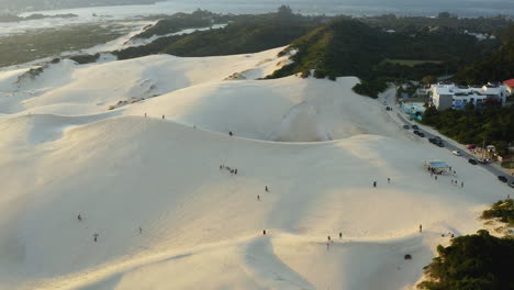 Luftaufnahme-Des-Berühmten-Sandbrettplatzes,-Dunas-Da-Joaquina,-Stadt-Florianopolis,-Santa-Catarina,-Brasilien