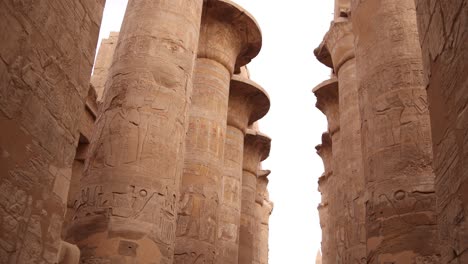 Toma-Panorámica-De-Altas-Columnas-Llenas-De-Jeroglíficos-En-La-Sala-Hipóstila-Del-Templo-De-Karnak-En-Luxor,-Egipto.