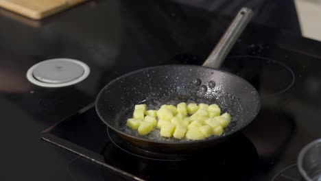 cocción de patatas y frijoles verdes