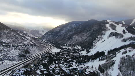 Dron-Cinemático-Aéreo-Vail-Village-Estación-De-Esquí-De-Vail-Lions-Head-Con-I70-Highway-Cars-Temprano-En-La-Mañana-A-Mediados-De-Invierno-Amanecer-De-Pistas-De-Esquí-Y-Góndola-Paisaje-Escénico-De-Montaña-De-Colorado-Movimiento-Descendente