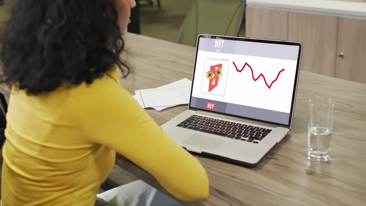 video de una mujer afroamericana trabajando en una computadora portátil con nft en la pantalla