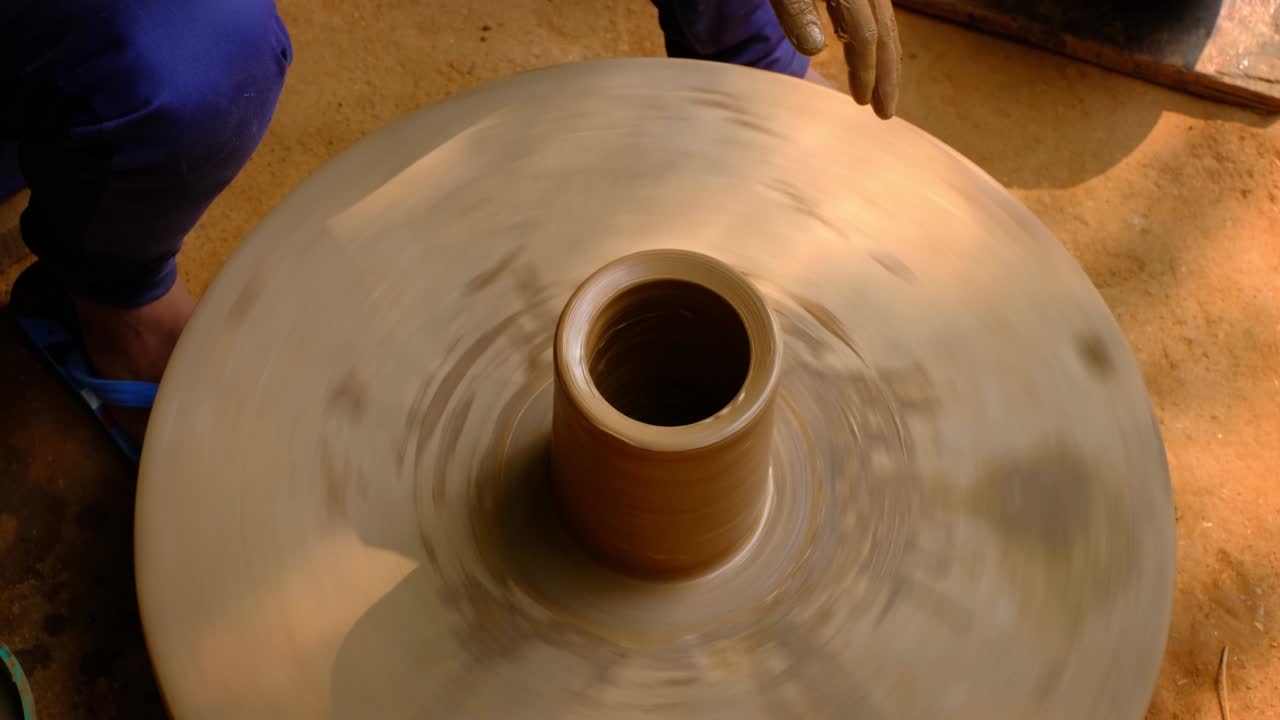 숙련된 도자기의 손은 도자기 바에 점토를 형성하고 점토 비 항아리를 조각합니다. 파그램, 우다이푸르, 라자스탄, 인도