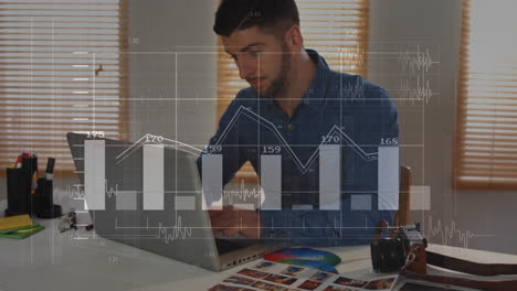 animación de procesamiento de datos y diagramas sobre hombre biracial usando computadora portátil